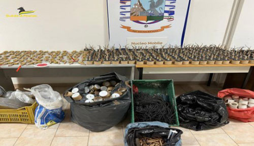 Salerno: scoperto con 216 ordigni pericolosi, arrestato