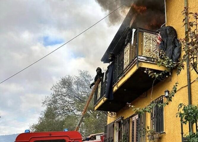 Villetta a fuoco a Vibonati: salvati due anziani