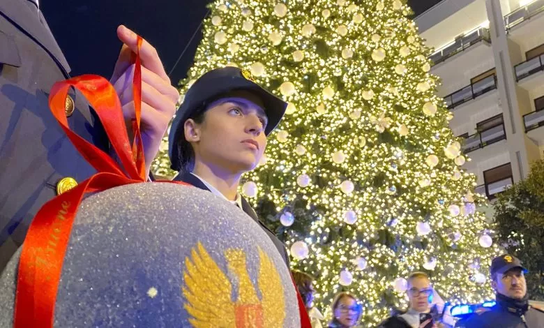 Salerno, pallina della Polizia di Stato sull’albero di Natale in Piazza Portanova