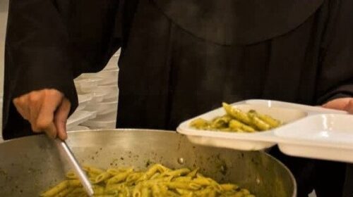 A Cava de’ Tirreni distribuiti 10mila pasti in 10 mesi per la povertà