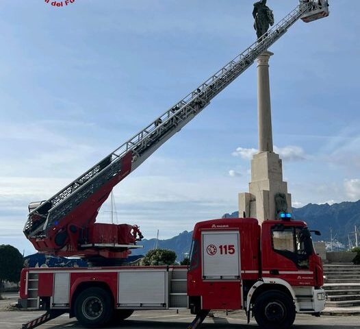 Salerno, deposizione omaggio floreale dei vigili del fuoco in piazza della Concordia  