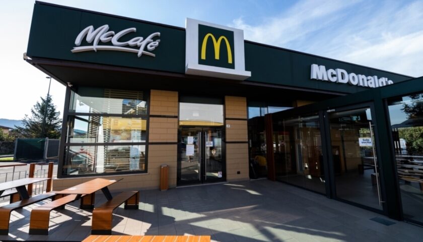 Coppia si sposa e poi va da McDonald’s a Sala Consilina