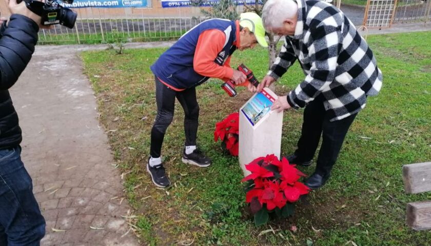 RIPRISTINATA LA STELE DEDICATA AD ANGELO VASSALLO OLTRAGGIATA DA UNA SVASTICA A TIVOLI