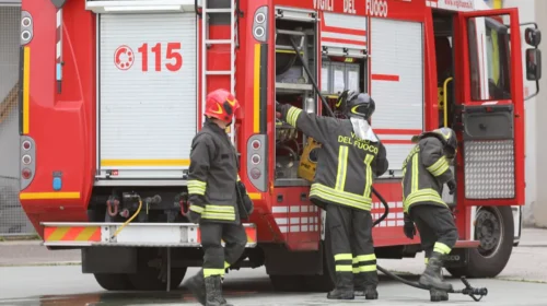 Auto in fiamme in un garage, mezzogiorno di fuoco a Scafati