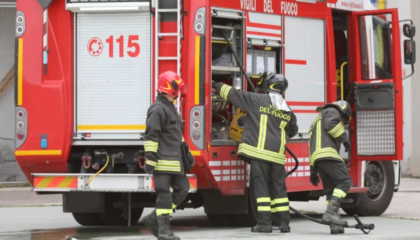 Auto in fiamme in un garage, mezzogiorno di fuoco a Scafati