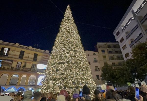 Acceso l’albero di Natale in piazza Portanova