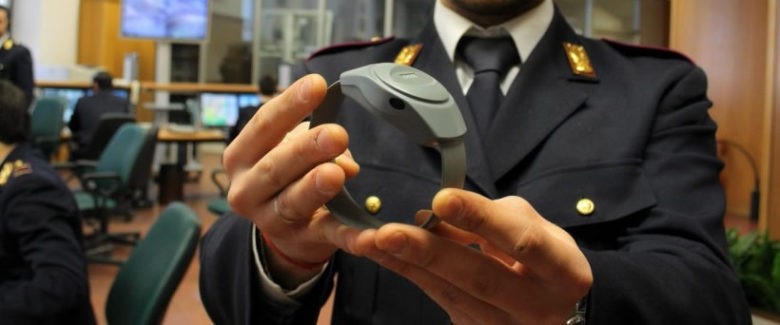 Braccialetto elettronico a Olevano sul Tusciano per un uomo che continua a vessare l’ex moglie nonostante il divieto di avvicinamento