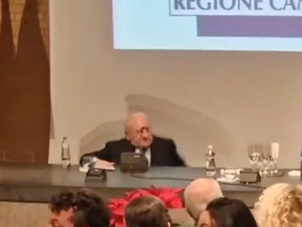 De Luca, caduta senza conseguenze durante il brindisi in Regione