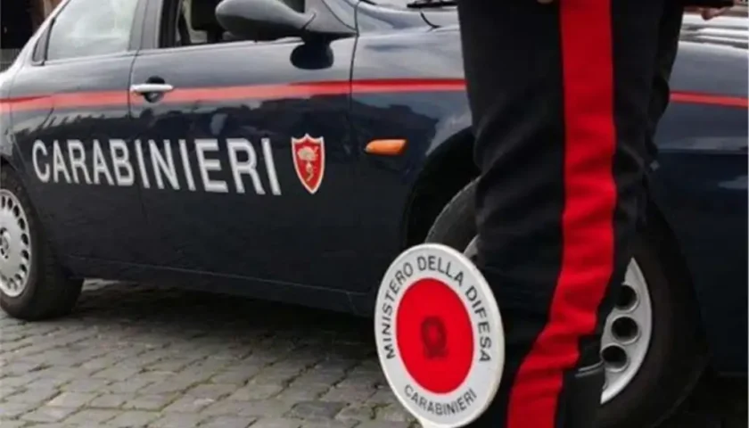 Si schianta contro un altro veicolo durante inseguimento su auto rubata a Capaccio