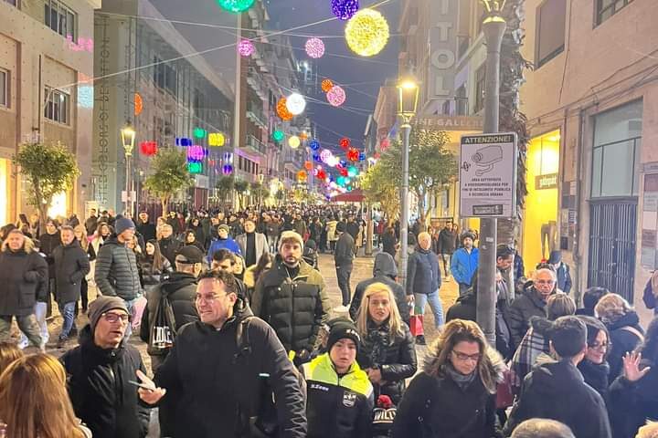 Pienone per luci d’artista a Salerno nel primo giorno di ponte dell’Immacolata