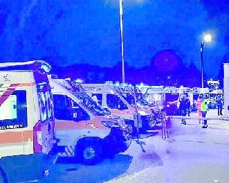 File di ambulanze all’ospedale “Ruggi” di Salerno, mancano le barelle