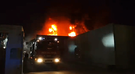 Incendio in un’officina meccanica a Scafati, allarme diossina