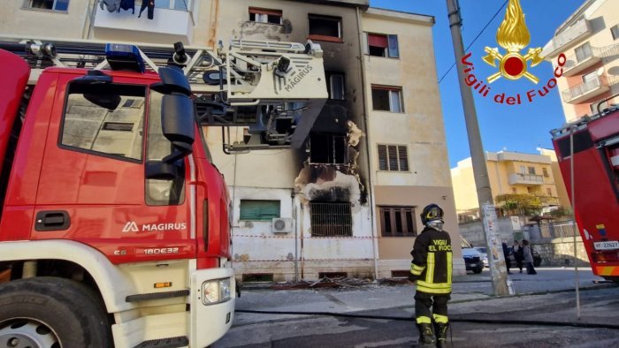 Incendio con evacuazione della palazzina a Eboli: condomini ospitati in motel o dai parenti