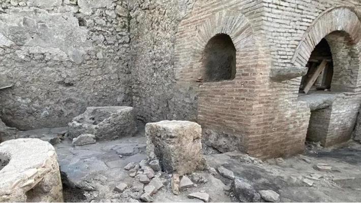 Pompei, dagli scavi spunta un panificio-prigione