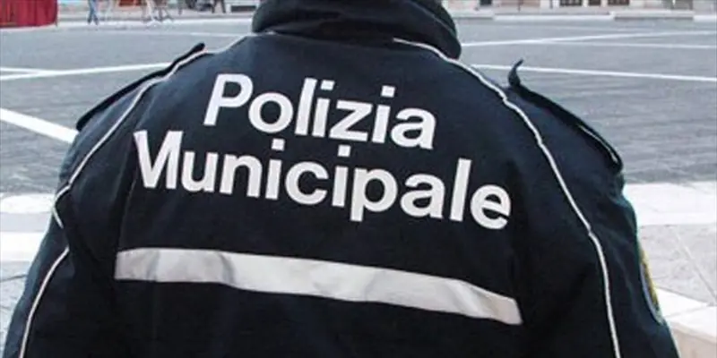 Salerno, extracomunitario aggredisce agente della municipale durante i controlli