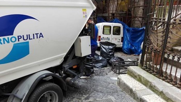 Operatore ecologico di Salerno Pulita minacciato nella notte con un coltello