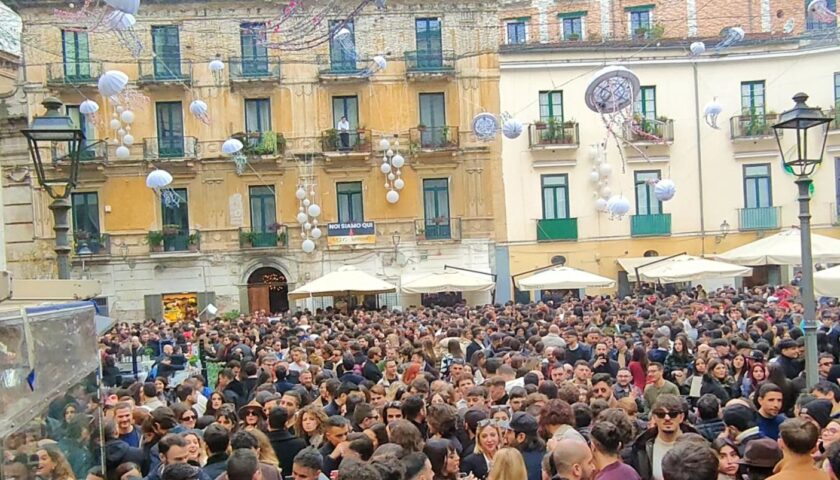 Salerno, pienone di gente per le strade della città
