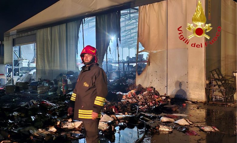 Incendio in via Sarno Striano, negozio di articoli per la casa a fuoco