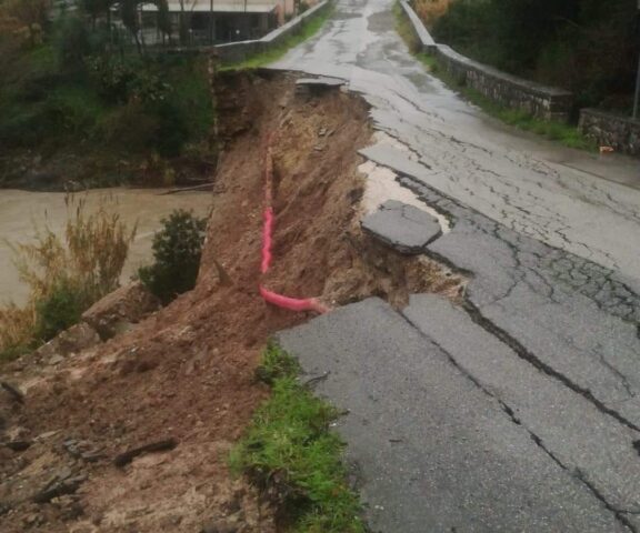 Maltempo nel Salernitano: allagamenti a Sapri, neve nel Diano. A Buccino crolla strada, traffico ferroviario in tilt