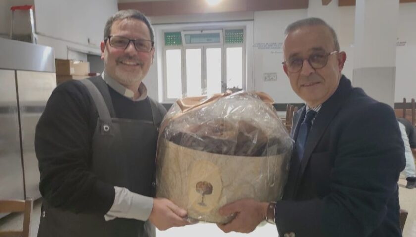 DONATO UN MAXI PANETTONE PER LA MENSA DEI POVERI DELLA CARITAS