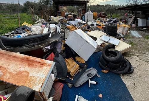 Sequestrata dalla polizia municipale ad Eboli discarica a cielo aperto con rifiuti pericolosi