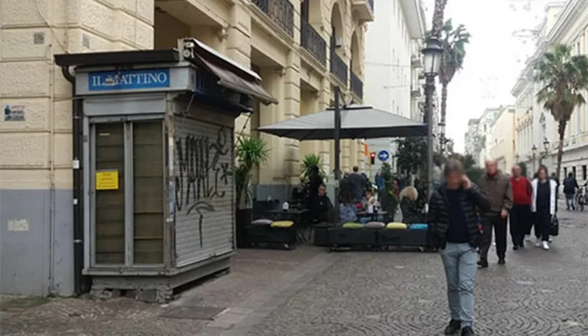 A Salerno dieci edicole chiuse in pochi anni: la provincia regge