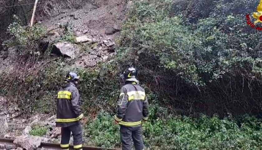 Frana sui binari a Vietri, sgomberata un’abitazione e stop al traffico ferroviario