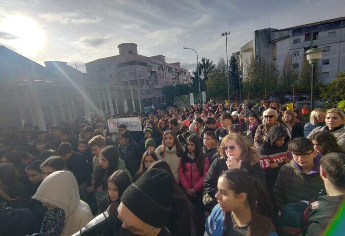 PONTECAGNANO FAIANO, NO AI TAGLI ALL’ISTITUTO FONSECA, PROTESTA E LEZIONI IN PIAZZA SABBATO