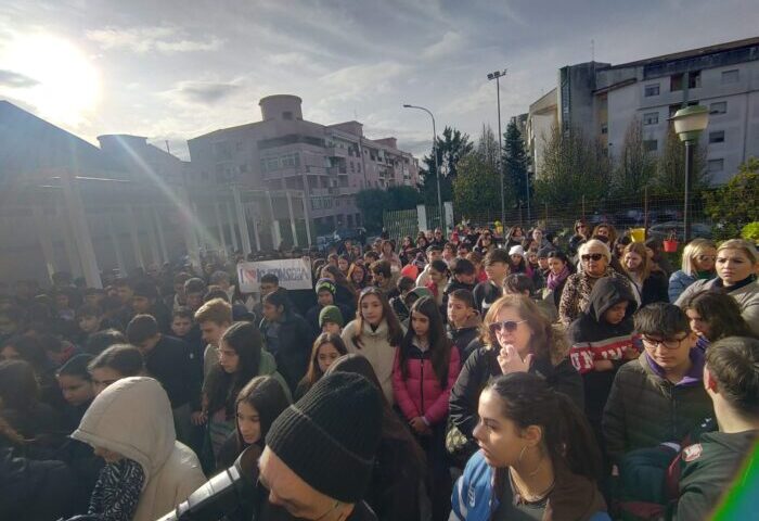 PONTECAGNANO FAIANO, NO AI TAGLI ALL’ISTITUTO FONSECA, PROTESTA E LEZIONI IN PIAZZA SABBATO