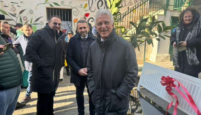 A SALERNO IL DECORO PREMIA.“OCCHI VERI”, ALLE FORNELLE MURALE DI GREENPINO CON IL VETRO