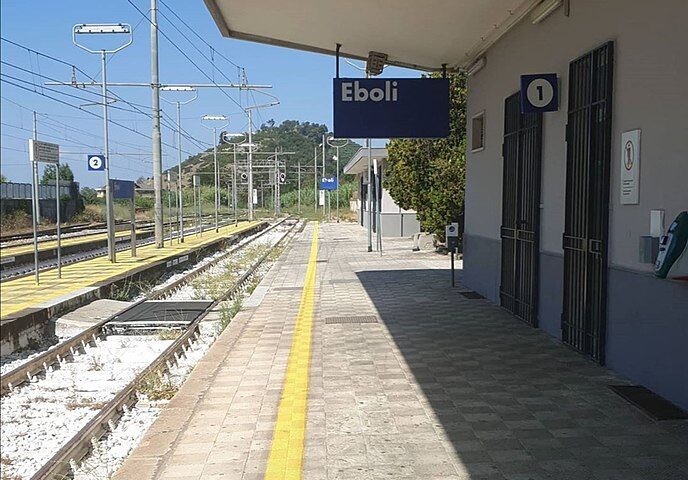 Due rapine in stazione a Eboli, dipendente ferrovie mette in fuga malvivente