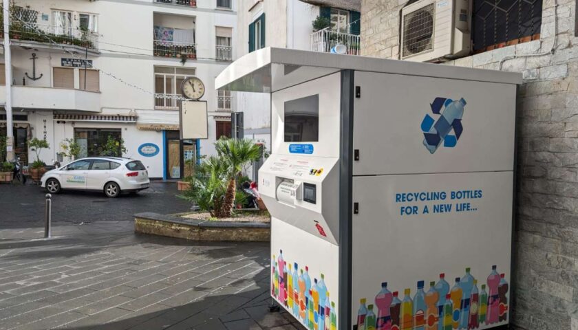 Ad Amalfi da oggi in funzione eco-compattatore dedicato alla raccolta delle bottiglie di plastica in pet