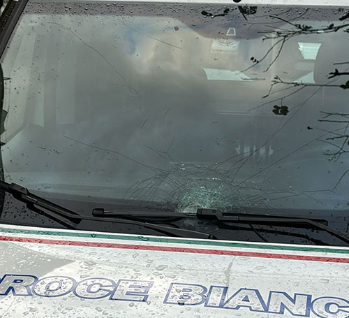 Ambulanza della Croce Bianca danneggiata nella notte in via Mobilio