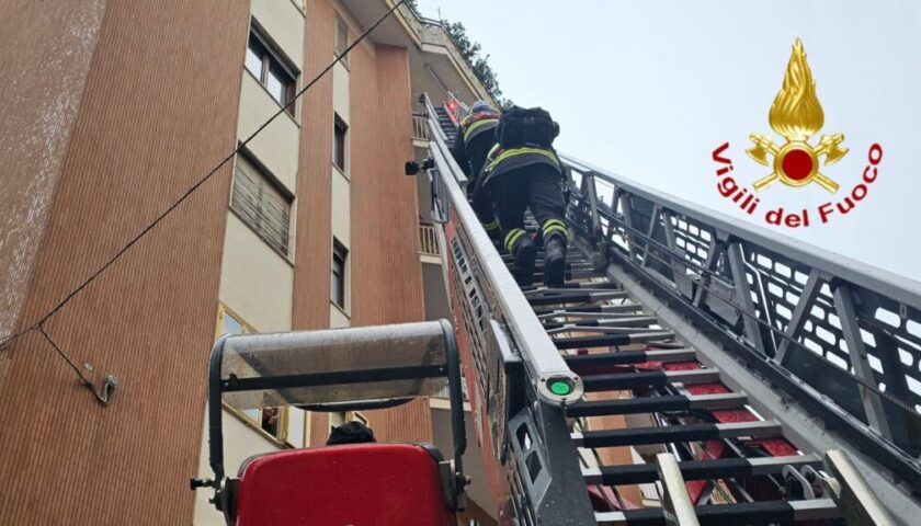 Salerno, cade in casa: soccorso un anziano in via XX Settembre