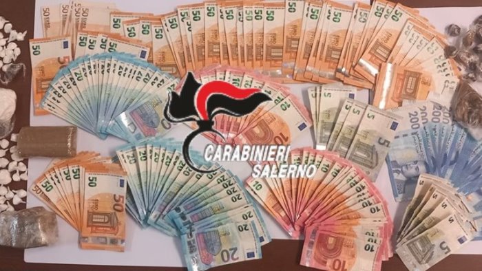 Scoperto a Capaccio con 2 etti e mezzo di cocaina, 5mila euro e soldi marocchini: arrestato straniero