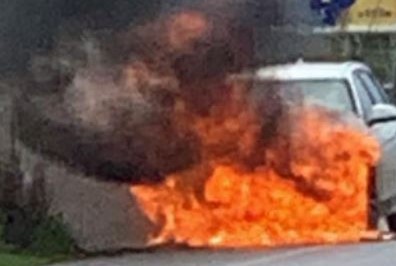 Eboli, Bmw in fiamme nei pressi del Cilento Outlet Village