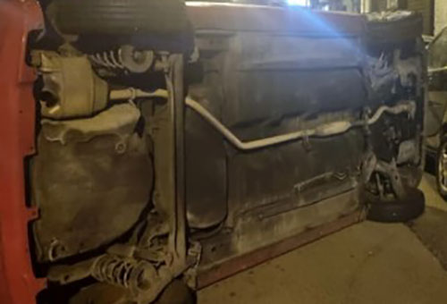 Salerno, si ribalta auto vicino al mercato di via Robertelli: paura nella notte