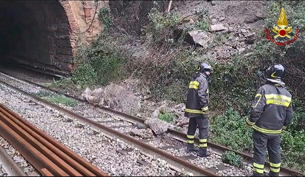 Maltempo, sospesa circolazione treni sulla linea storica