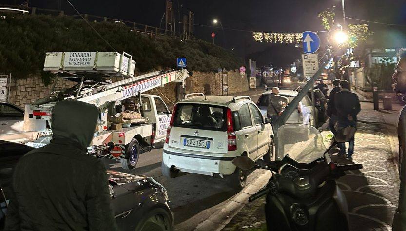 Paura a Scafati per un palo in bilico