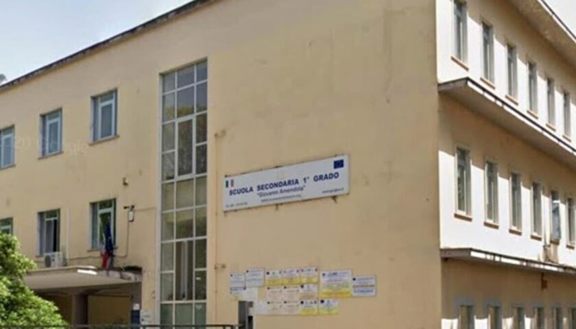 Ladri in azione alla scuola “Amendola”: rubati pc, vandalizzata l’aula dei disabili