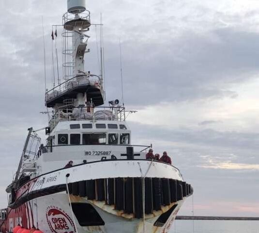 Salerno, arrivata nave con 60 migranti tra cui giovane incinta e bimbo malnutrito