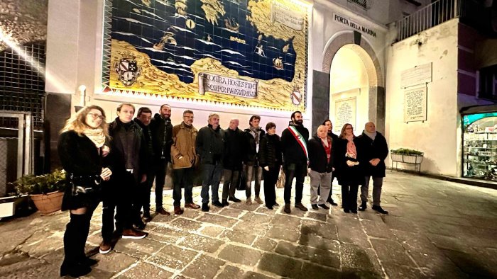 Amalfi, ritorna al suo splendore il pannello ceramico della Porta della Marina