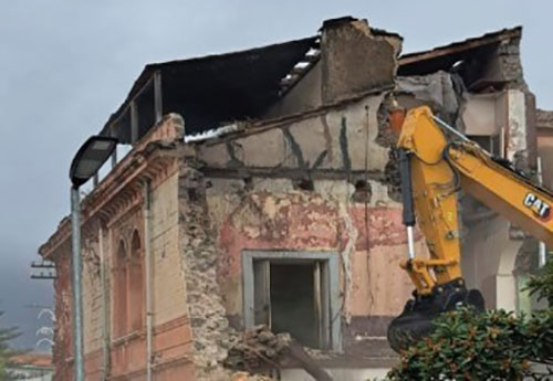 Salerno, abbattuta palazzina ex pizzeria Carminuccio a Mariconda: ci sarà l’Arbostella Luxury Apartment. E’ polemica