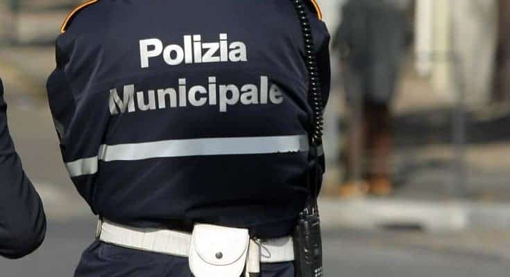 Salerno, multati dalla polizia municipale 3 locali