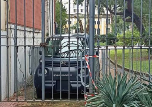 Salerno, auto elettrica utilizza la Villa comunale per le operazioni di ricarica batteria