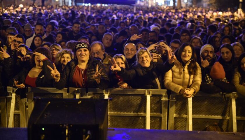 FRANCO RICCIARDI SBANCA NOCERA SUPERIORE: IN MIGLIAIA FESTEGGIANO IL NUOVO ANNO AL CONCERTO DEL CANTANTE PARTENOPEO