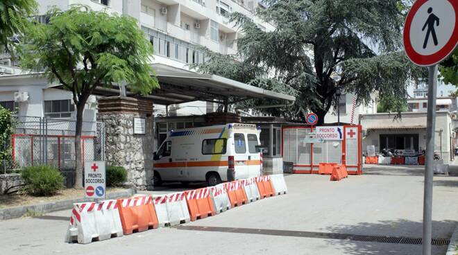 Infermiera aggredita con calci e pugni in ospedale a Castellammare