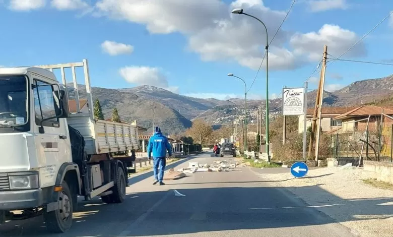 Sassano, autocarro perde imballaggio di cartoni e polistirolo: traffico in tilt
