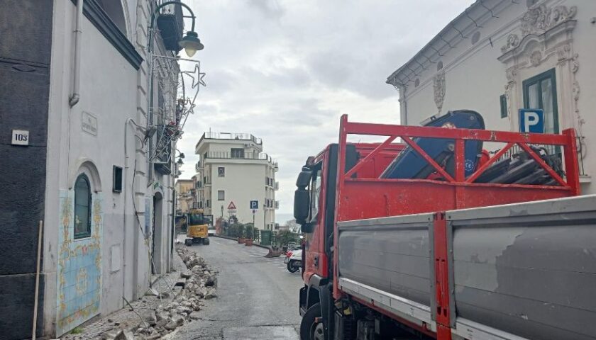 Vietri sul Mare: al via i lavori in via Mazzini per l’allargamento del marciapiede