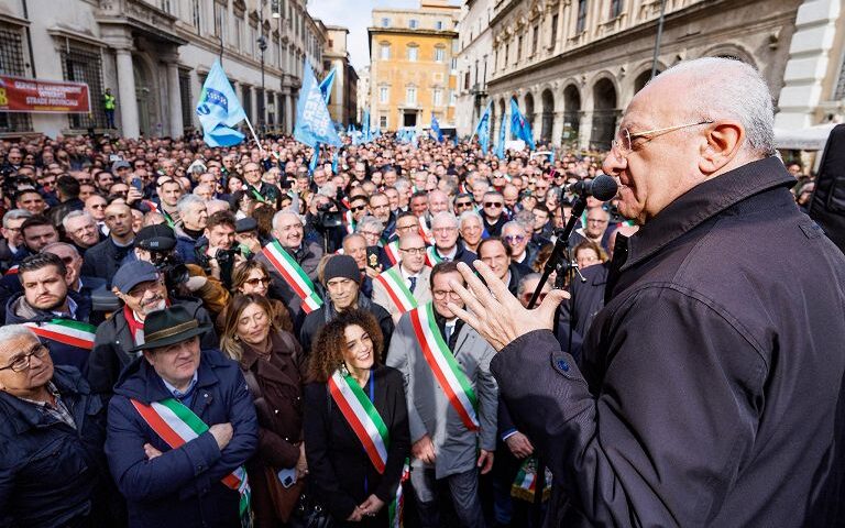 Proteste a Roma, tensione con le forze dell’ordine: botta e risposta a distanza tra De Luca e Meloni